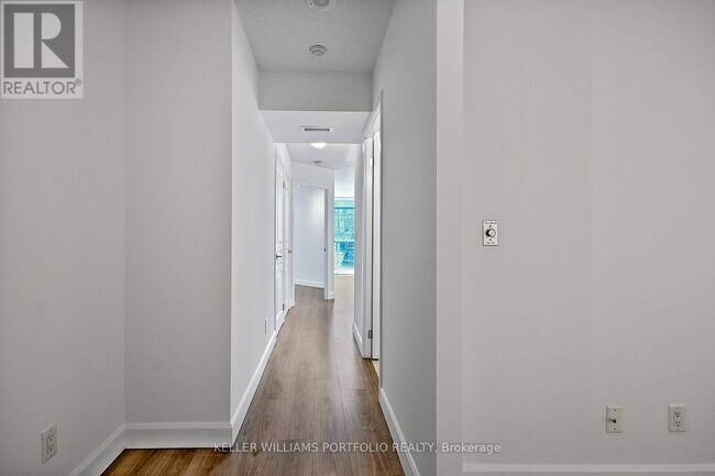 18-2218 Yonge St in Toronto, ON - Building Photo - Building Photo
