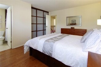 732 Mooney's Bay Pl in Ottawa, ON - Foto de edificio - Building Photo