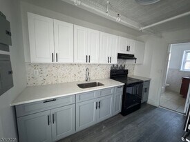 275 Main St, Unit 5 in Paterson, NJ - Building Photo