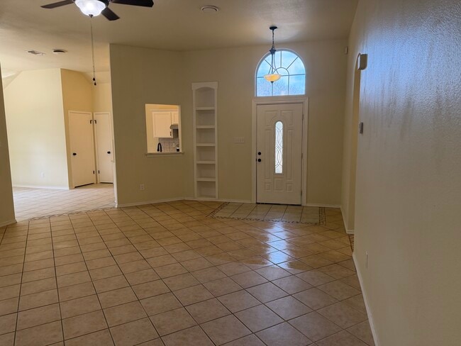 8107 Valley Trl in San Antonio, TX - Foto de edificio - Building Photo