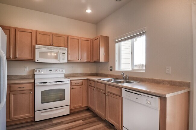 Move-In Ready 2-Bedroom with Central A/C – in Fountain, CO - Building Photo - Building Photo