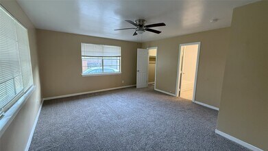 1311 21st St in Huntsville, TX - Foto de edificio - Building Photo