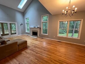 8 Stonegate Ln in Bedford, MA - Building Photo - Building Photo