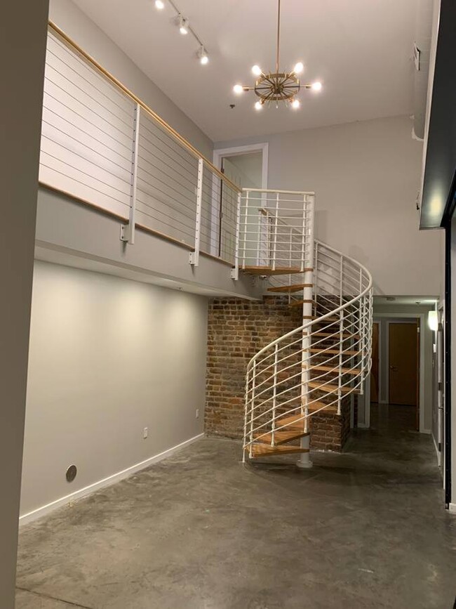 16 W Broad St, Unit Apartment 1 in Richmond, VA - Foto de edificio - Building Photo