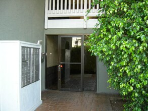 1010 E Washington Ave in Escondido, CA - Building Photo - Building Photo