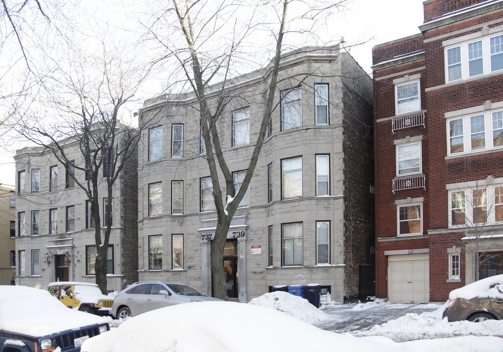 737-739 W Briar Pl in Chicago, IL - Building Photo