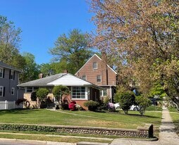 306 Russell Rd in Alexandria, VA - Building Photo