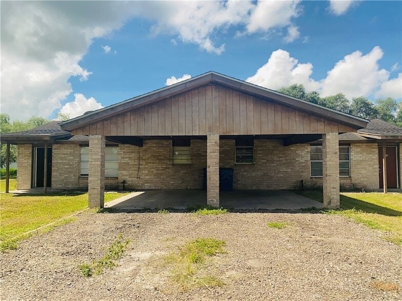 1302 Johnson St, Unit A in Woodsboro, TX - Building Photo