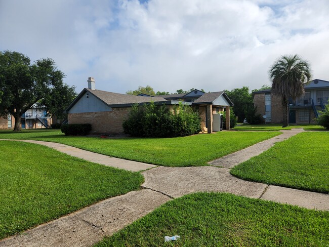 Amber Park Apartments in Groves, TX - Building Photo - Building Photo