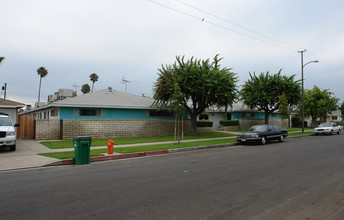 235-245 S Oak St in Orange, CA - Building Photo - Building Photo