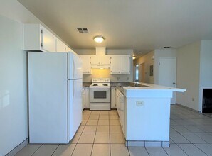 1108 Porter Avenue in Stockton, CA - Foto de edificio - Interior Photo