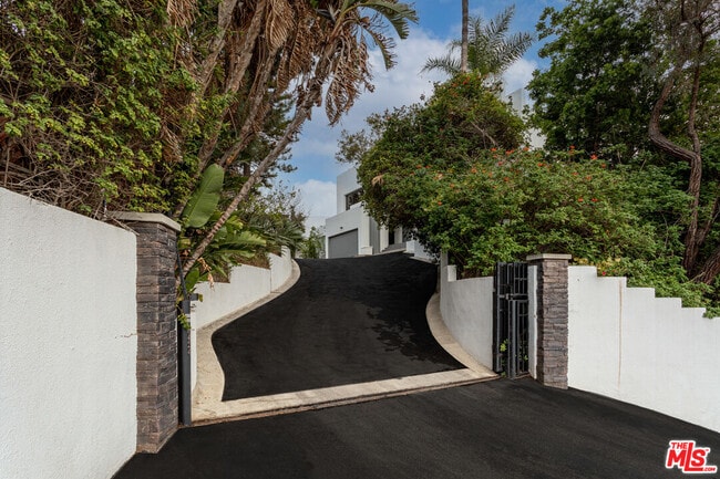 8424 Grand View Dr in Los Angeles, CA - Building Photo - Building Photo