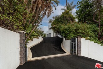 8424 Grand View Dr in Los Angeles, CA - Building Photo - Building Photo