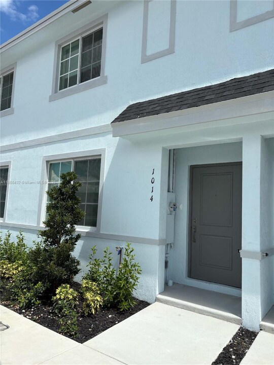 1014 W Davis Pkwy in Florida City, FL - Building Photo