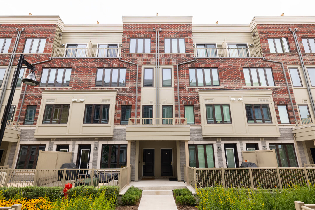 85 Eastwood Park Gdns in Toronto, ON - Building Photo