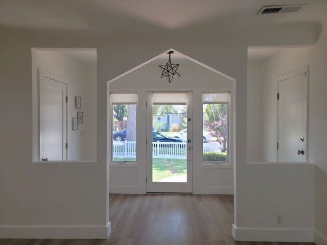 Stunning Remodeled 4 Bedroom House with Large Front Yard, Garage, Pool & Spa in Studio City!, Unit D103 in Los Angeles, CA - Building Photo - Building Photo