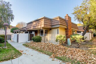 22133 James Alan Cir in Chatsworth, CA - Foto de edificio - Building Photo