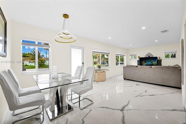 6840 SW 26th Ct in Miramar, FL - Foto de edificio - Building Photo