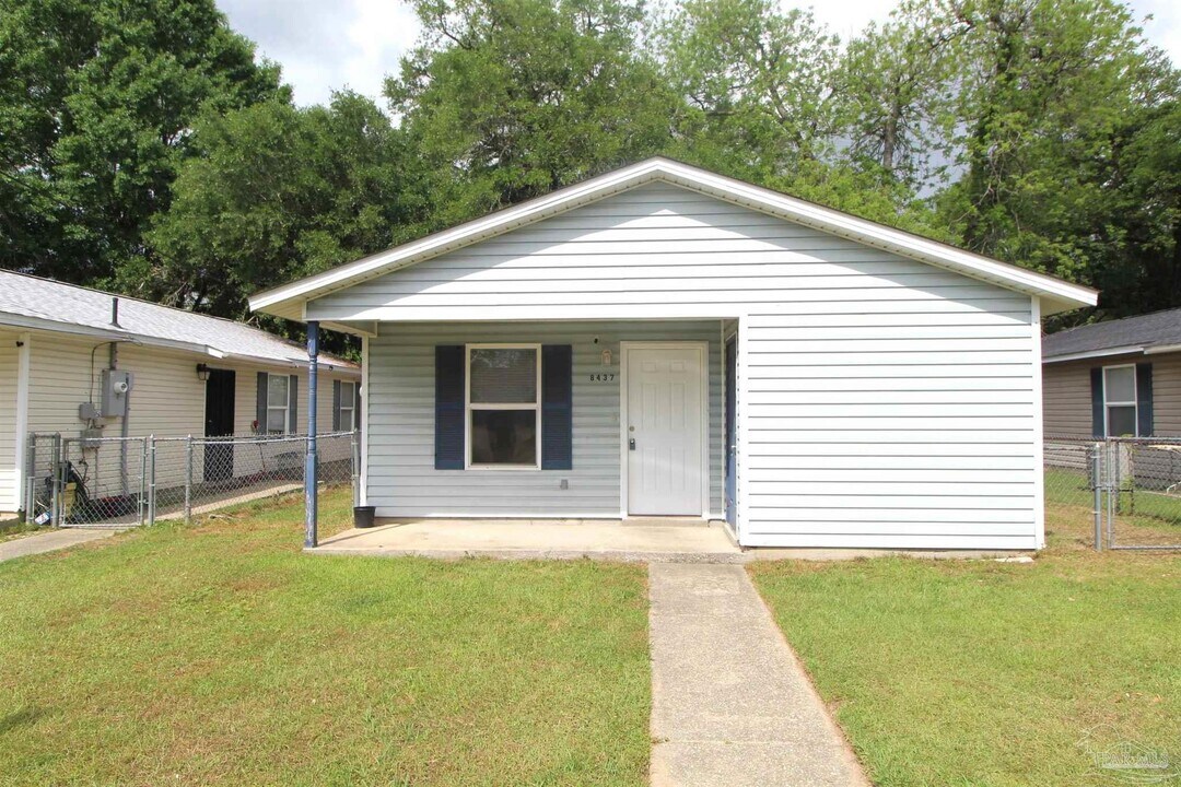 8437 Cherry Ave in Pensacola, FL - Building Photo