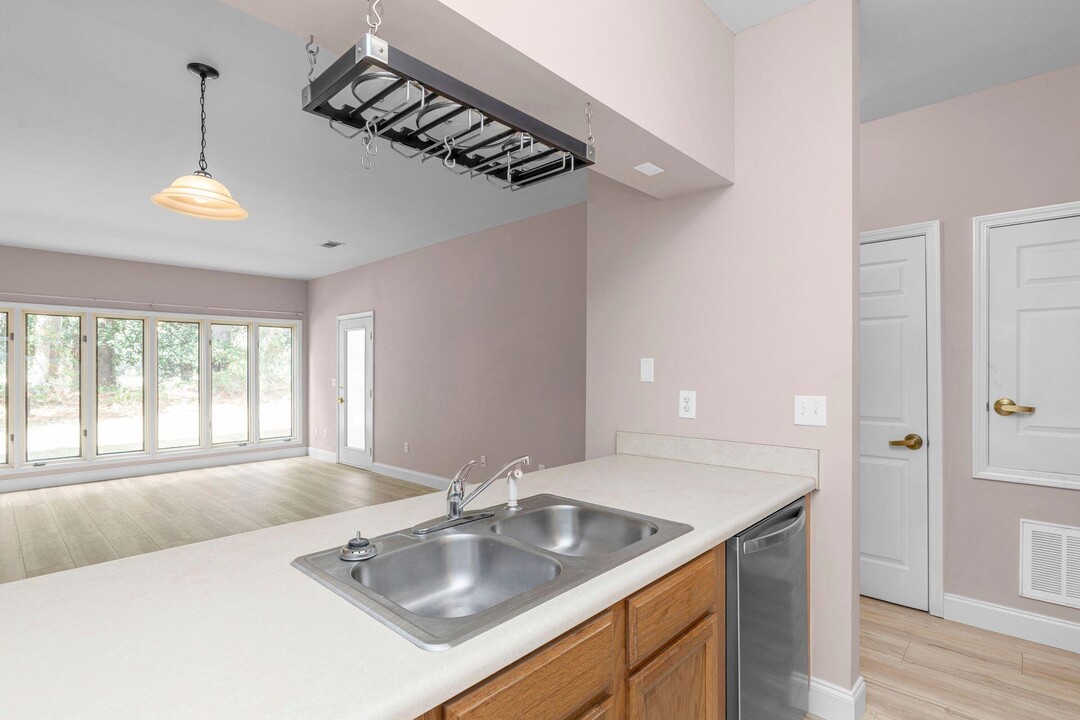 1940 Bluewater Blvd in Niceville, FL - Building Photo