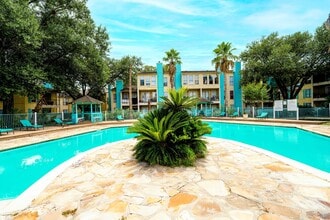La Esencia Apartments in Houston, TX - Building Photo - Building Photo