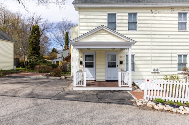 19 Blossom St in Portsmouth, NH - Building Photo - Building Photo
