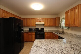 1 Lincoln Ct in Woodbury, NY - Building Photo - Building Photo