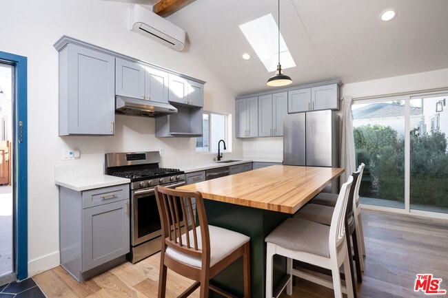 6461 Whitman Ave in Los Angeles, CA - Building Photo - Building Photo