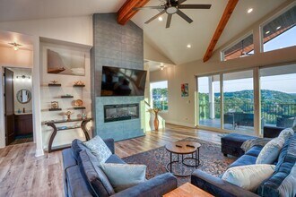 7002 Deepwood Dr in Lago Vista, TX - Foto de edificio - Building Photo