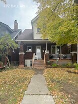 ALL INCLUSIVE Lower Unit in Windsor, ON - Building Photo