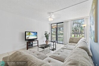 6701 N University Dr in Tamarac, FL - Building Photo - Building Photo