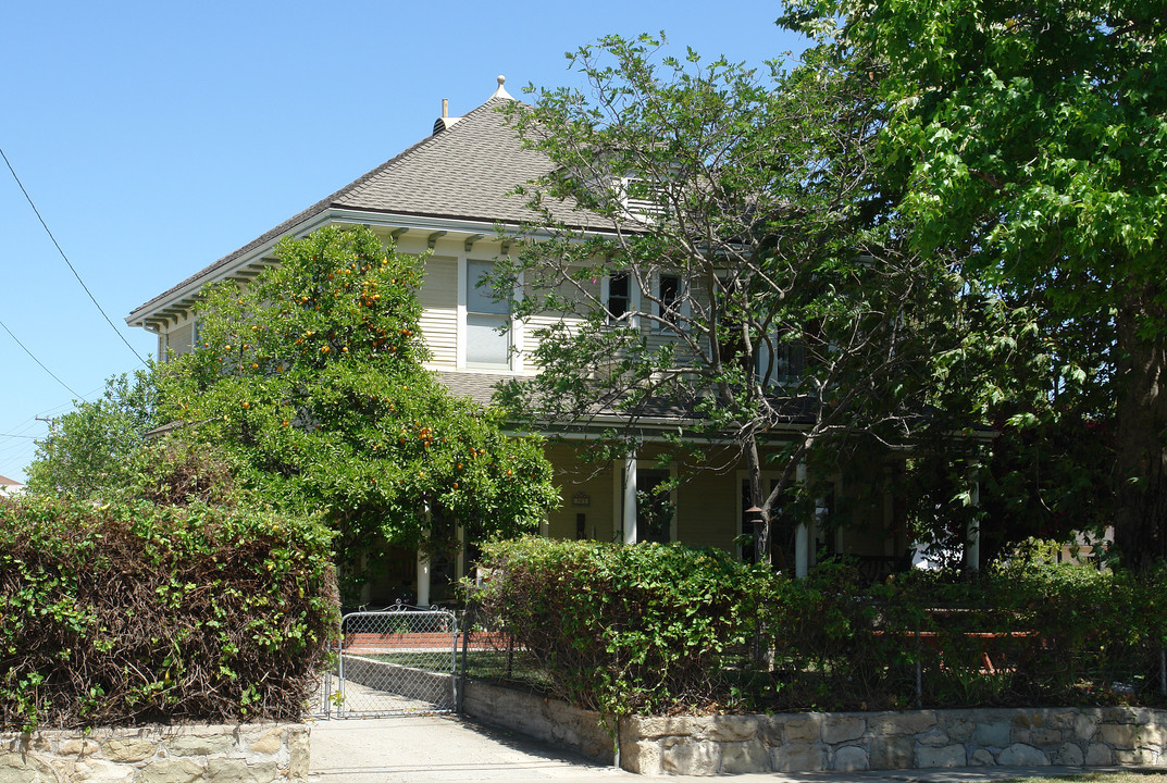 303 N Mill St in Santa Paula, CA - Building Photo