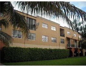 1305 W 53rd St, Unit 410 in Hialeah, FL - Building Photo - Building Photo