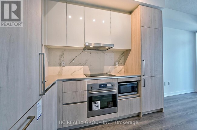 225 Commerce St in Vaughan, ON - Building Photo - Building Photo