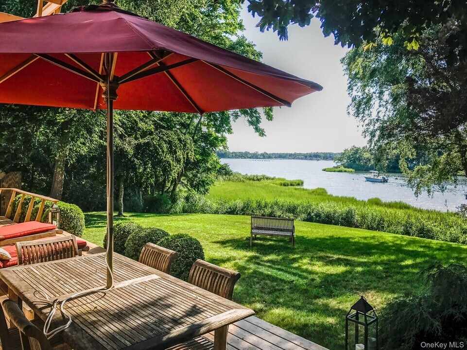 42 Towd Point Rd in Southampton, NY - Building Photo