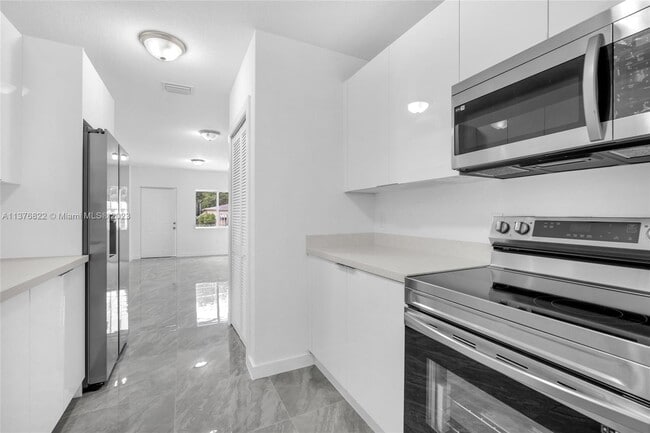2448 NW 42nd St in Miami, FL - Building Photo - Building Photo