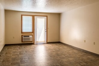 410 NE Oak St in Madras, OR - Building Photo - Building Photo