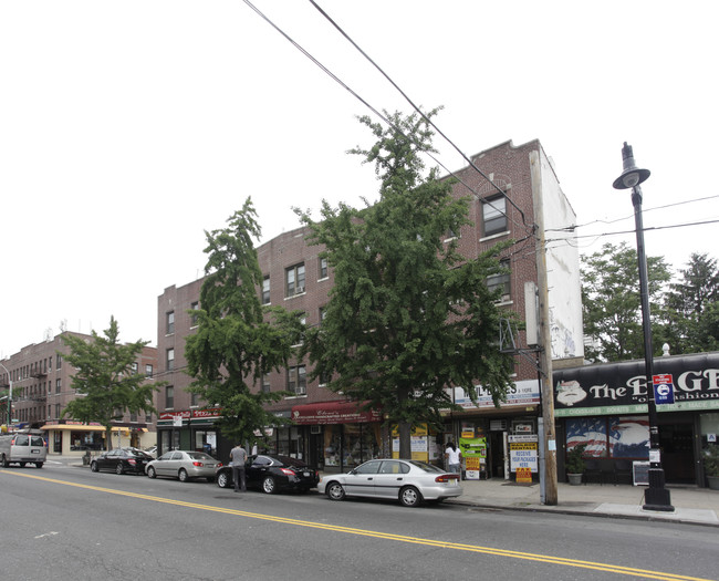 Saracel Court Cooperative Condominium in Astoria, NY - Foto de edificio - Building Photo