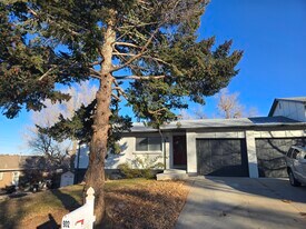 902 S Zephyr Ct in Denver, CO - Building Photo