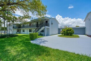 4590 SW 67th Ave in Miami, FL - Building Photo