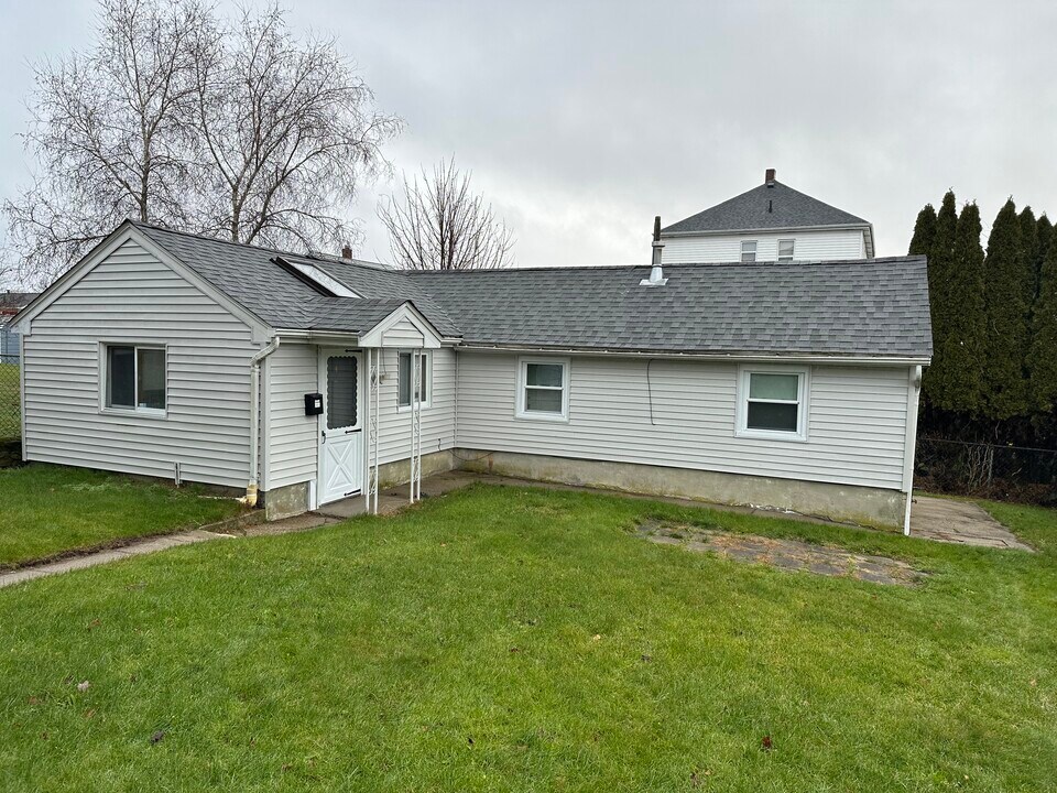 194 Denver St in Fall River, MA - Building Photo