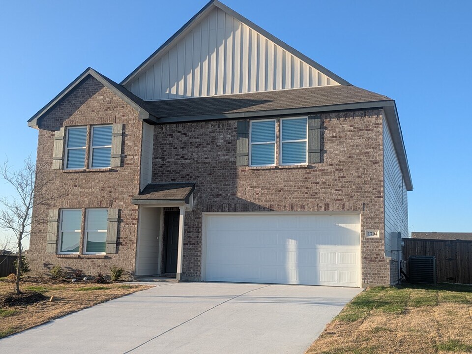 1704 Dwelling Pl in Godley, TX - Foto de edificio