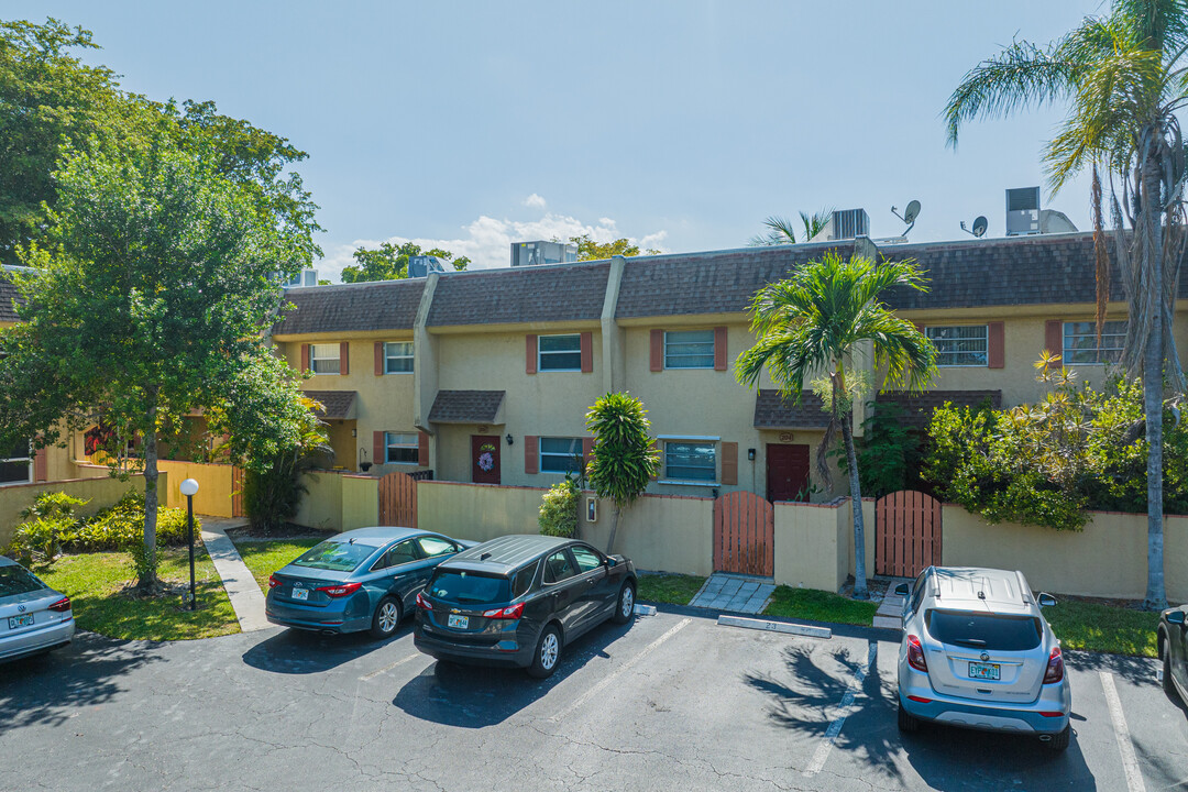 Arista Park Townhomes in Davie, FL - Building Photo