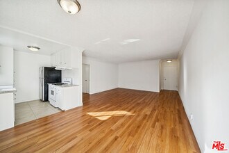 7548 Hampton Ave in West Hollywood, CA - Building Photo - Building Photo