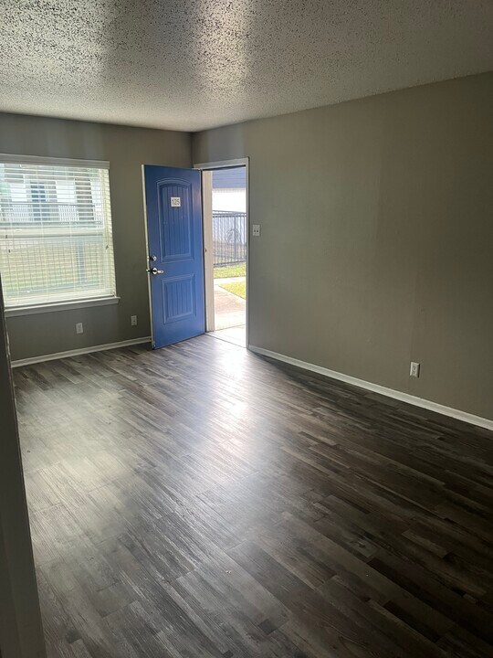 531 Bedford Rd, Unit 207 in Bedford, TX - Foto de edificio