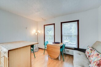 2501 Emerson Ave S in Minneapolis, MN - Building Photo - Building Photo