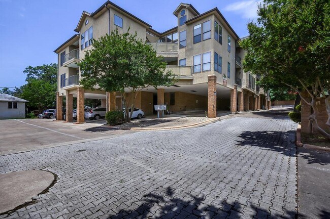 property at 1910 Robbins Pl