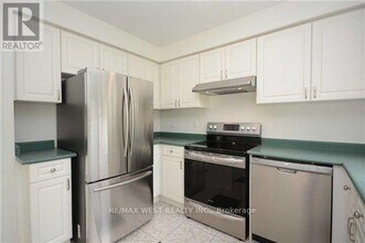 5758 Greensboro Dr in Mississauga, ON - Building Photo - Building Photo