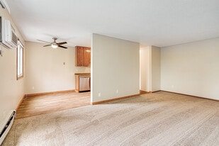 Royal Oaks Apartments in Blaine, MN - Building Photo