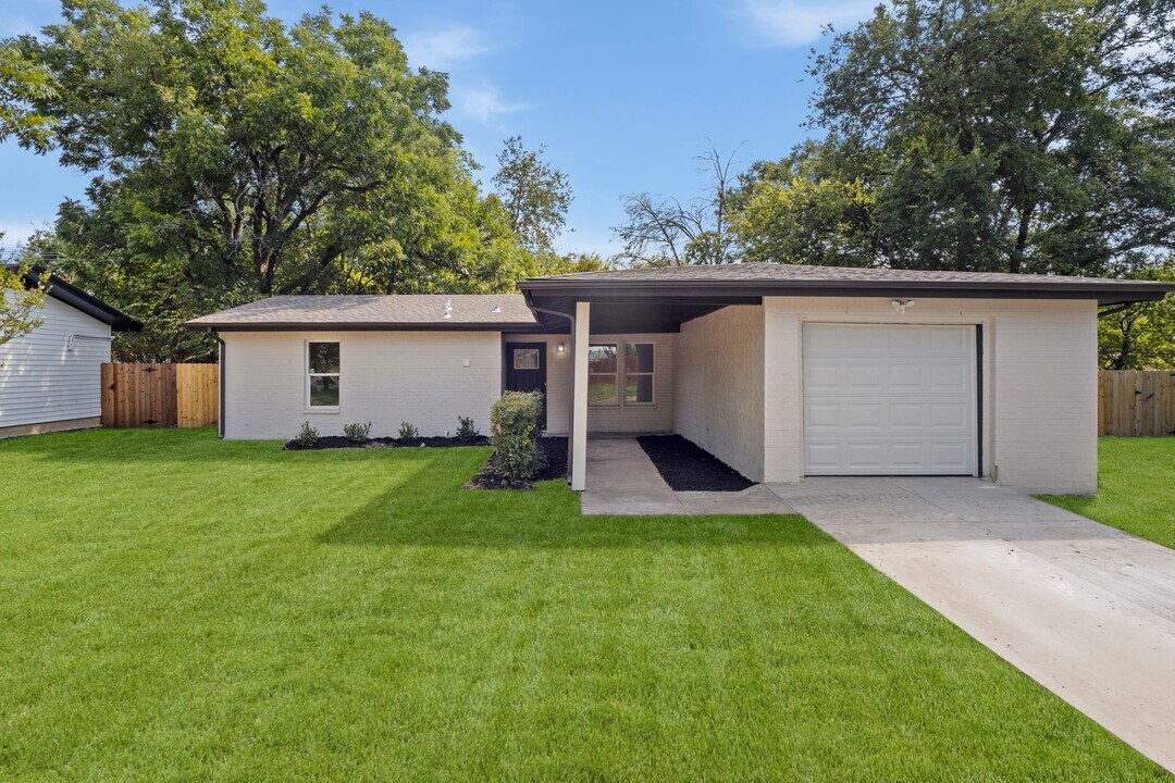 2818 Holiday Dr in Arlington, TX - Building Photo